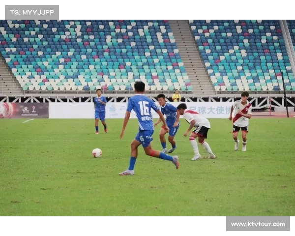 邝兆镭身穿10号球衣亮相友谊赛 莱里达竞技迎来新星首秀 邝兆镭身穿10号球衣亮相友谊赛 莱里达竞技迎来新星首秀